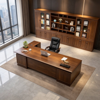 Bureau de direction moderne finition grain de bois avec armoires de rangement latérales pour espace de travail d'entreprise