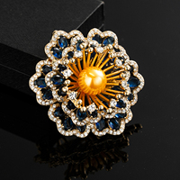 Broches de luxe pour femmes en zircon bleu fleur de cuivre et perle, strass en cristal plaqué or, broches de créateur personnalisées