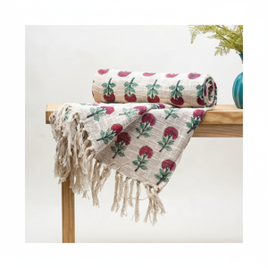 Mantas certificadas GOTS de algodón orgánico 100% con borlas bordadas de Mariegold Rosa hecha a mano de lana de invierno recién llegadas - Product Image 1