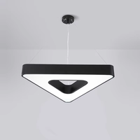 Suspension LED moderne industrielle, design géométrique triangulaire, cadre bicolore, lampe suspendue linéaire, taille personnalisable pour salle de sport et studio
