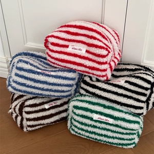 Trousse de toilette de grande capacité Sac à cosmétiques en laine d'agneau à rayures multiples Étiquette lavable Remplissage en coton doux pour l'hiver - Product Image 3