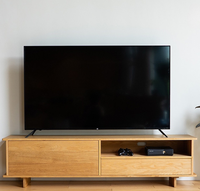 Meuble TV sur mesure en bois massif avec porte coulissante, console multimédia en chêne et noyer, unité de divertissement à profil bas