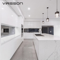 Ensemble de meubles de cuisine modulaires de luxe écologiques blancs brillants avec îlot cascade en marbre, double four et luminaires suspendus sur mesure