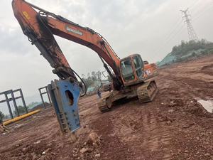 Excavadora hidráulica de cadenas grande para operaciones en sitios de construcción, usada, marca Doosan DX340, en stock para venta a bajo precio. - Product Image 3
