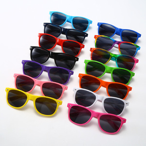 Gafas <span class=keywords><strong>de</strong></span> Sol <span class=keywords><strong>de</strong></span> Diseño Clásico con Logotipo Personalizado <span class=keywords><strong>para</strong></span> Hombres y Mujeres, Regalos Promocionales Económicos <span class=keywords><strong>para</strong></span> el Regreso a Clases, Plástico, Entrega Rápida - Product Image 1