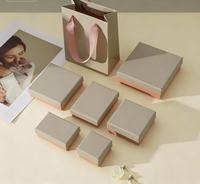 Boîte de rangement pour bijoux en kraft texturé rigide avec poignée, biodégradable et recyclable, imprimée en quatre couleurs