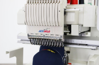 Machine à broder 12 aiguilles mini monotête informatisée fabriquée en Chine pour la broderie de casquettes, t-shirts, vêtements finis et chaussettes plates