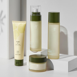 Set de 4 Piezas de Trufa Blanca y Cordyceps Yunmu, Cuidado Facial Hidratante para Mujeres - Product Image 1