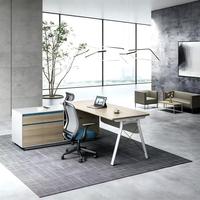 Bureau de direction en L de luxe discret et de haute qualité, bureau moderne pour manager avec espace de rangement