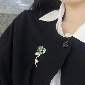 เข็มกลัดดอกกุหลาบระดับไฮเอนด์ ประดับมุกหลากสี ใช้งานได้หลากหลาย ทั้งเป็นเข็มกลัดติดเสื้อและสร้อยคอสำหรับผู้หญิง - Product Image 4