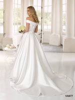 Robe de mariée en satin blanc à col en V et épaules dénudées pour femmes