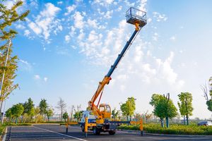 Camion nacelle télescopique de la marque mondiale ISUZU, avec une hauteur de 20 à 35 mètres et une plateforme de levage de 300 à 400 kg. - Product Image 3