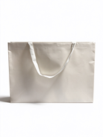 Sac cadeau en papier blanc cassé personnalisé avec poignée en ruban de tissu, sac en papier de luxe pour boutique de vêtements