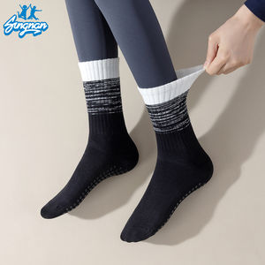 En Stock Color sólido Yoga Pilates agarre calcetines personalizados al por mayor de alta calidad antideslizante agarre calcetines Venta caliente deporte agarre Calcetines - Product Image 4