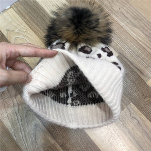 Bonnet en jacquard léopard avec pompon en <span class=keywords><strong>fourrure</strong></span> véritable personnalisé pour femmes Bonnet d'hiver chaud en poils de lapin à bord côtelé - Product Image 2