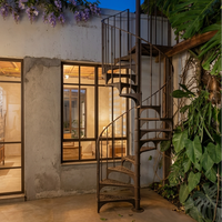 Système d'escalier en spirale extérieur avec composants galvanisés à chaud et marches métalliques ouvertes pour une utilisation extérieure à long terme