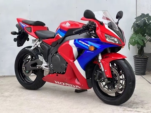 <span class=keywords><strong>Honda</strong></span> CBR1000 999cc, Motor de Cuatro Cilindros en Línea, Refrigeración Líquida, DOHC 16V, Superdeportiva de Pista, Alta Potencia, Manejo Ágil, Motocicleta Deportiva - Product Image 4