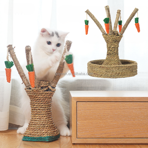 Griffoir pour chat en forme de branche, tressé à la main en paille, avec jouets à mâcher en forme de carotte - Product Image 1