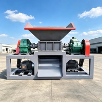 Broyeur de pneus bien conçu avec capot anti-poussière et protection d'arbre de transmission pour un broyage propre des pneus usagés et un travail à faible pollution