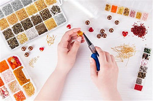 Kit <span class=keywords><strong>d</strong></span>'accessoires <span class=keywords><strong>pour</strong></span> la fabrication de bijoux, avec anneaux de saut ouverts, fermoirs, perles à sertir, épingles à tête, crochets de boucles <span class=keywords><strong>d</strong></span>'oreilles arrière, 200 pièces - Product Image 3
