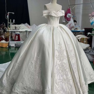 Hz009 Impresionante Vestido de Novia Moderno de Satén Duquesa con Cuello Retrato Color Marfil, Cintura Estilo Vichy y Apliques de Encaje Barroco Plateado - Product Image 1