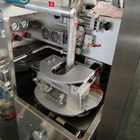 Machine d'emballage automatique de sachets de thé en forme de pyramide triangulaire pour le remplissage de thé aux herbes en sachets filtrants en PLA, fibre de maïs, nylon et soie