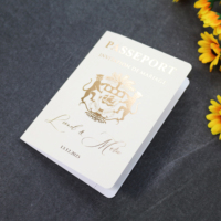 Cartes d'invitation de mariage personnalisées de style passeport avec détails d'impression et enveloppe pour la papeterie de célébration de mariage de luxe