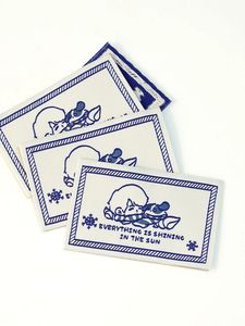 Etiquetas tejidas personalizadas con su logotipo y texto, ideales para marcas de ropa, disponibles en una variedad de colores y estilos de plegado. - Product Image 3