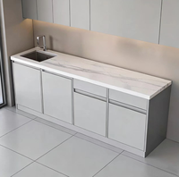 Un meuble avec un placard de cuisine droit, une console de bar intégrée pour bureau et une évier