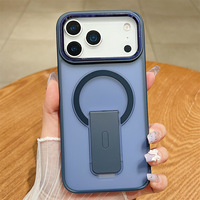 Étui de téléphone de luxe antichoc magnétique mat en TPU+PC avec support dissimulé pour 17