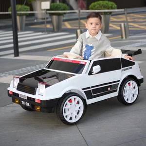 Auto eléctrico retro AE86 de cuatro ruedas con doble tracción y control remoto para niños de 2 a 4 años - Product Image 2