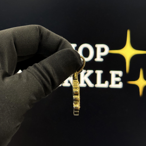 จี้ห้อยคอแบบกำหนดเอง HIPHOP SPARKLE ฮิปฮอป เงินแท้ 925 ชุบทองคำขาว 18K ประดับด้วยกราฟฟิตีเคลือบสีดำ พร้อมชื่อสั่งทำ ประดับด้วยเพชร VVS มอยส์ซาไนต์ เหมาะสำหรับทั้งชายและหญิง - Product Image 4