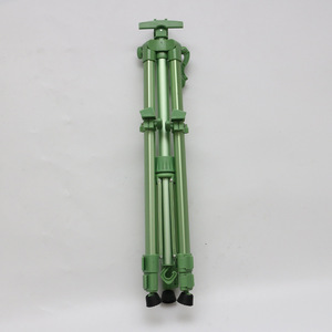 Soporte de dibujo portátil de aleación de aluminio Bertha, color verde, con mecanismo de manivela para uso en estudio de arte. - Product Image 1