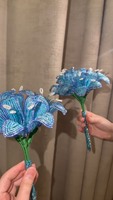 Buatan tangan, Unik. Buket Bunga Lily, Buket Pernikahan, Bunga Berhias Manik-Manik, Buket Kustom. Pengantin Wanita Memegang Sekelompok Bunga Lily.