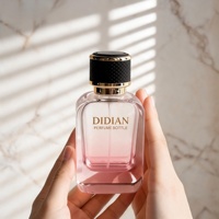 Nouvelle Arrivée Flacon de Parfum en Verre Rose Carré Plat à Base Lourde 50ml 100ml pour Femme avec Pompe Vaporisateur et Logo Sérigraphié