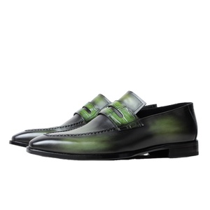 Mocasines de Hombre de Lujo con Patrón de Cocodrilo en Degradado Verde y Negro, Zapatos de Vestir de Cuero Premium, Zapatos Tradicionales Árabes Thobe Sin Cordones - Product Image 1