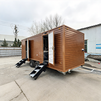 Remorque toilettes mobiles 2 postes en bois grainé avec marches – Toilettes VIP pour événements et mariages
