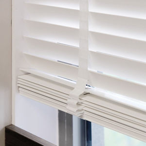 Persianas <span class=keywords><strong>de</strong></span> madera <span class=keywords><strong>de</strong></span> imitación con cable blanco con sistema <span class=keywords><strong>de</strong></span> control <span class=keywords><strong>de</strong></span> cable Cuatro en Uno Persianas <span class=keywords><strong>de</strong></span> madera impermeables <span class=keywords><strong>de</strong></span> aspecto vintage <span class=keywords><strong>de</strong></span> 50mm para dormitorio - Product Image 1