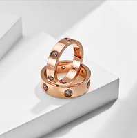 Hochglanzpolierter Schlichter Edelstahl 316L Hochwertiger Paarring mit Zirkonia-Steinen 18K Gold Ring für Verlobung Modische Ringe