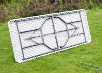 Table en plastique portable au design moderne de 180cm pliée en deux pour les événements intérieurs et extérieurs