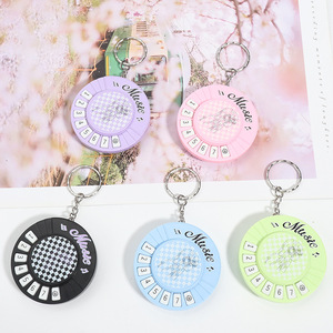 ของเล่นเปียโนมินิสุดฮิต ดีไซน์สร้างสรรค์ แบบสองโหมด ใช้เป็นจี้ห้อยกระเป๋าได้ พร้อมฟังก์ชั่นเกมตีตัวตุ่น ตกแต่งกระเป๋าเป้สะพายหลัง - Product Image 2