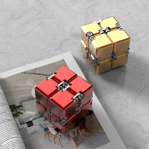 Cubo Magico Antistress Personalizzato EN71 2X2X2, Giocattolo Sensoriale Infinity Flip in Alluminio, Regalo per Adulti - Product Image 3