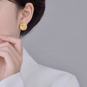 Nouvelles boucles d'oreilles clous haut de gamme en cuivre plaqué or, finition brossée dépolie, avec perle d'imitation bouton, polyvalentes pour le quotidien et comme cadeau - Product Image 6