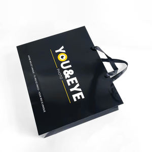Sacs de shopping noirs brillants de qualité supérieure, sacs en papier personnalisés avec impression de marque et poignées en ruban pour les marques de mode - Product Image 6