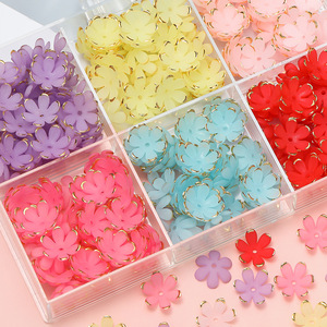 ลูกปัดอะคริลิกรูปดอกไม้ขอบสีทอง ขนาดกลาง อุปกรณ์ทำเครื่องประดับ DIY สำหรับงานฝีมือ - Product Image 3