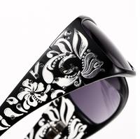 Lunettes de soleil pour femmes découpées au laser avec accents de diamant Nuances de lentilles PC à la mode pour la protection UV