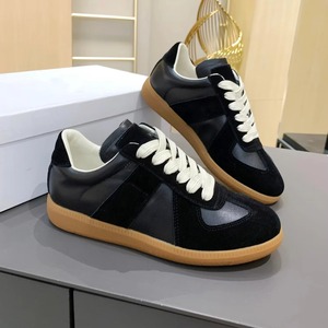 Estas zapatillas deportivas de lujo de diseñador son unisex y cuentan con una parte superior de cuero cómoda, duradera y de larga duración. - Product Image 1