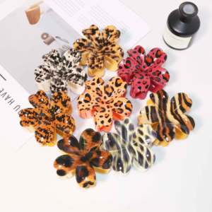 Pince à <span class=keywords><strong>cheveux</strong></span> en résine motif léopard 8 cm, motif floral en forme de cœur, imprimé UV, accessoire de coiffure esthétique pour femme - Product Image 3