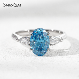 Bague de fiançailles trois pierres en or blanc 10 carats, diamant bleu de laboratoire ovale 2,5 carats, certifiée IGI Starsgem - Product Image 1
