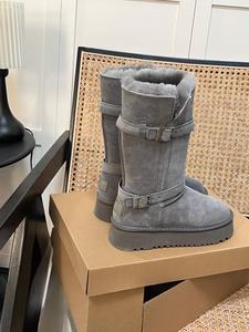 High-quality luxurious designer-made warm boots for women, stylish and suitable for outdoor wear. - Product Image 3